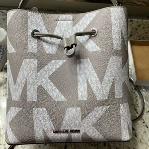 Super cute ! Michael Kors Bucket Tote
